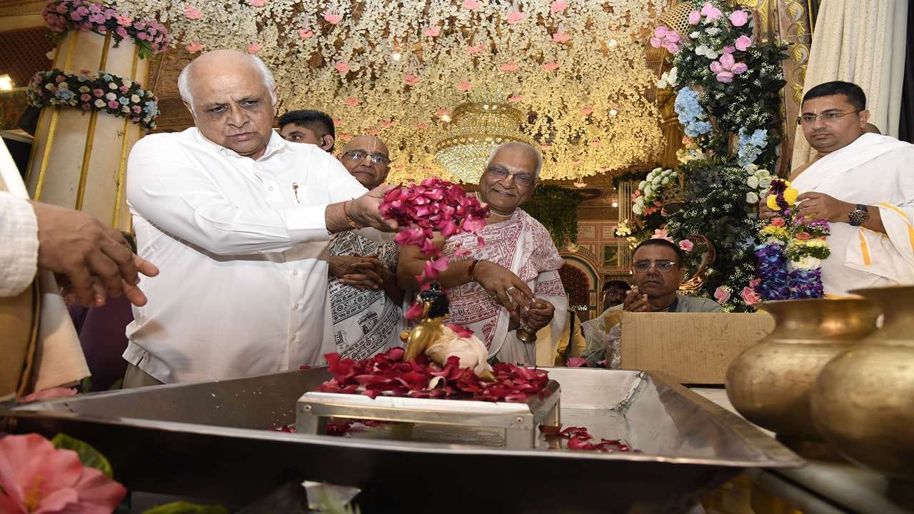 મુખ્યમંત્રીએ સૌના કલ્યાણ સાથે રાજ્ય અને દેશની પ્રગતિમાં  પ્રભુ કૃપા વરસતી રહે તેવી પ્રાર્થના રાધાકૃષ્ણ ભગવાનના ચરણોમાં કરી હતી.