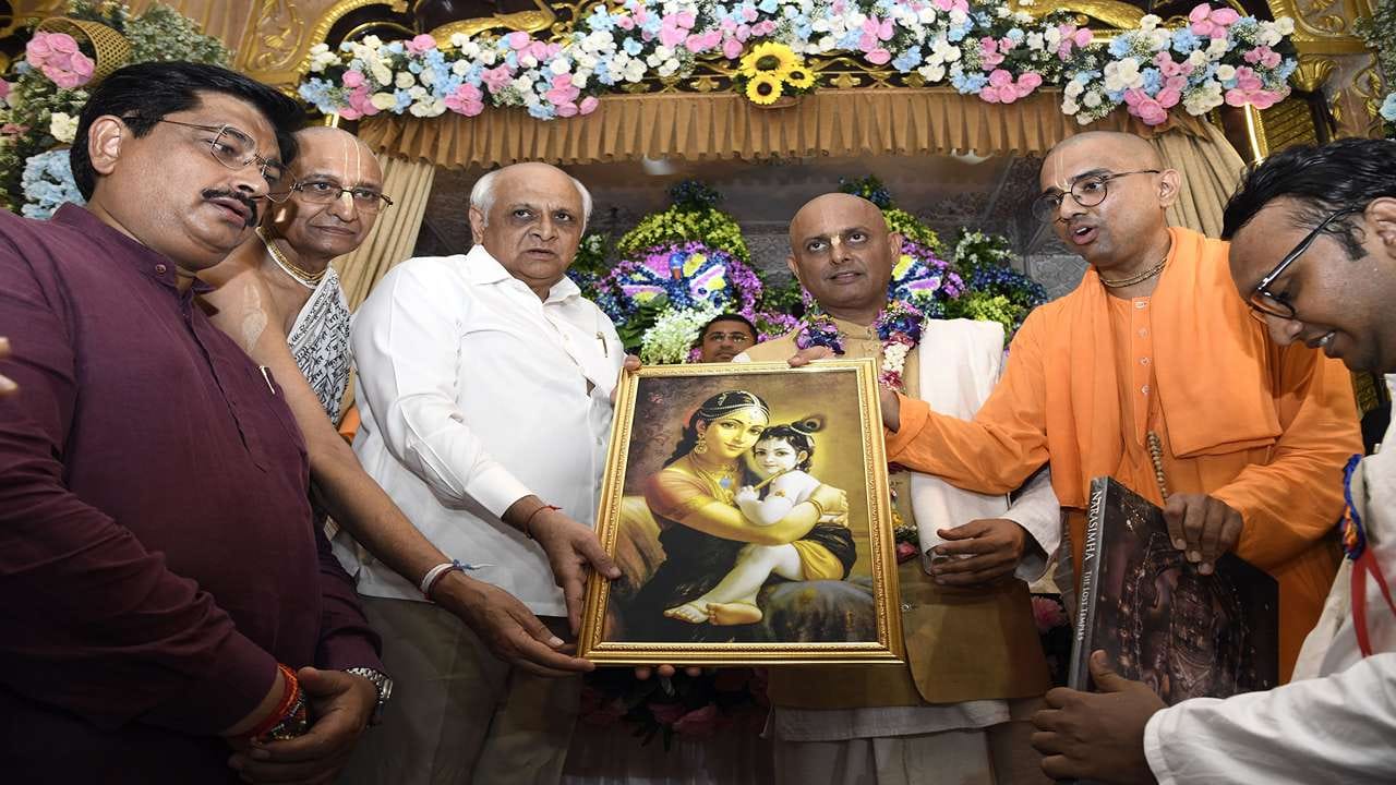 મુખ્યમંત્રીએ ભાવિક ભક્તો સાથે મંદિર મંડપમમાં બેસીને ધૂન કીર્તન તેમજ શ્રીજી દર્શનનો લાભ લીધો હતો.  