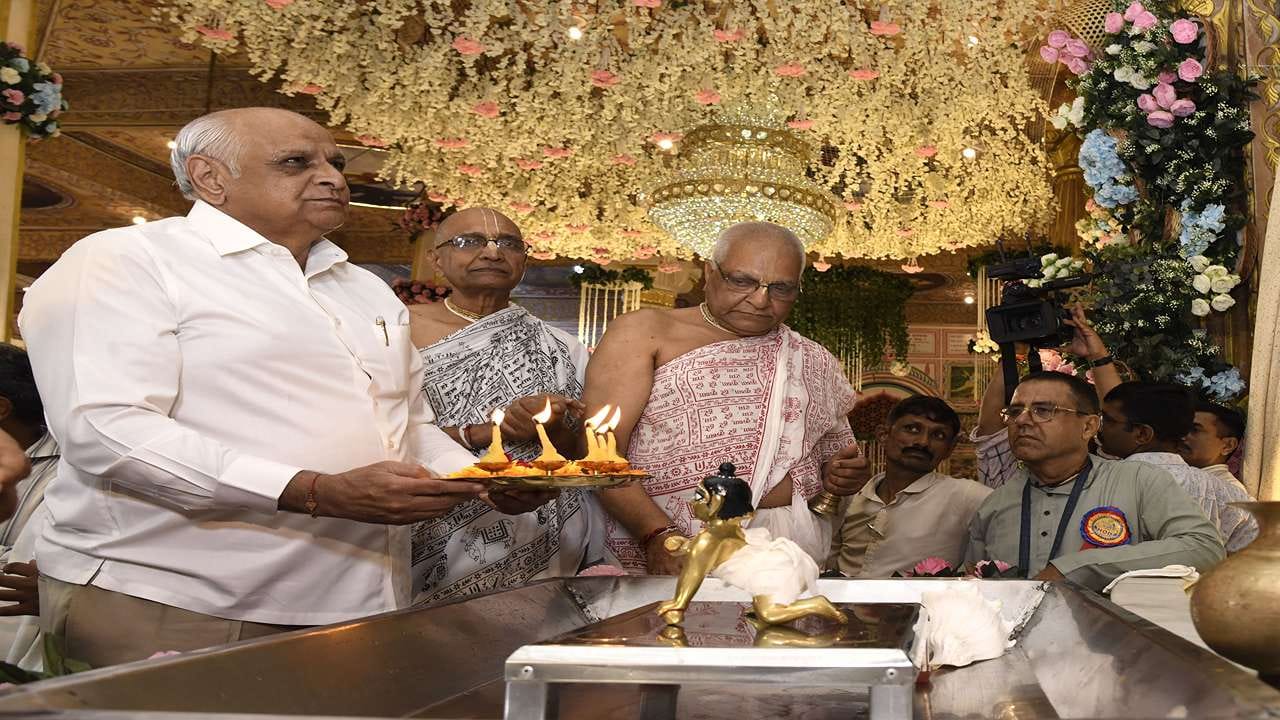 મુખ્યમંત્રી ભૂપેન્દ્ર પટેલે ભગવાન શ્રીકૃષ્ણના દર્શન કરી, પ્રભુ મૂર્તિની આરતી ઉતારી ધન્યતા અનુભવી હતી.