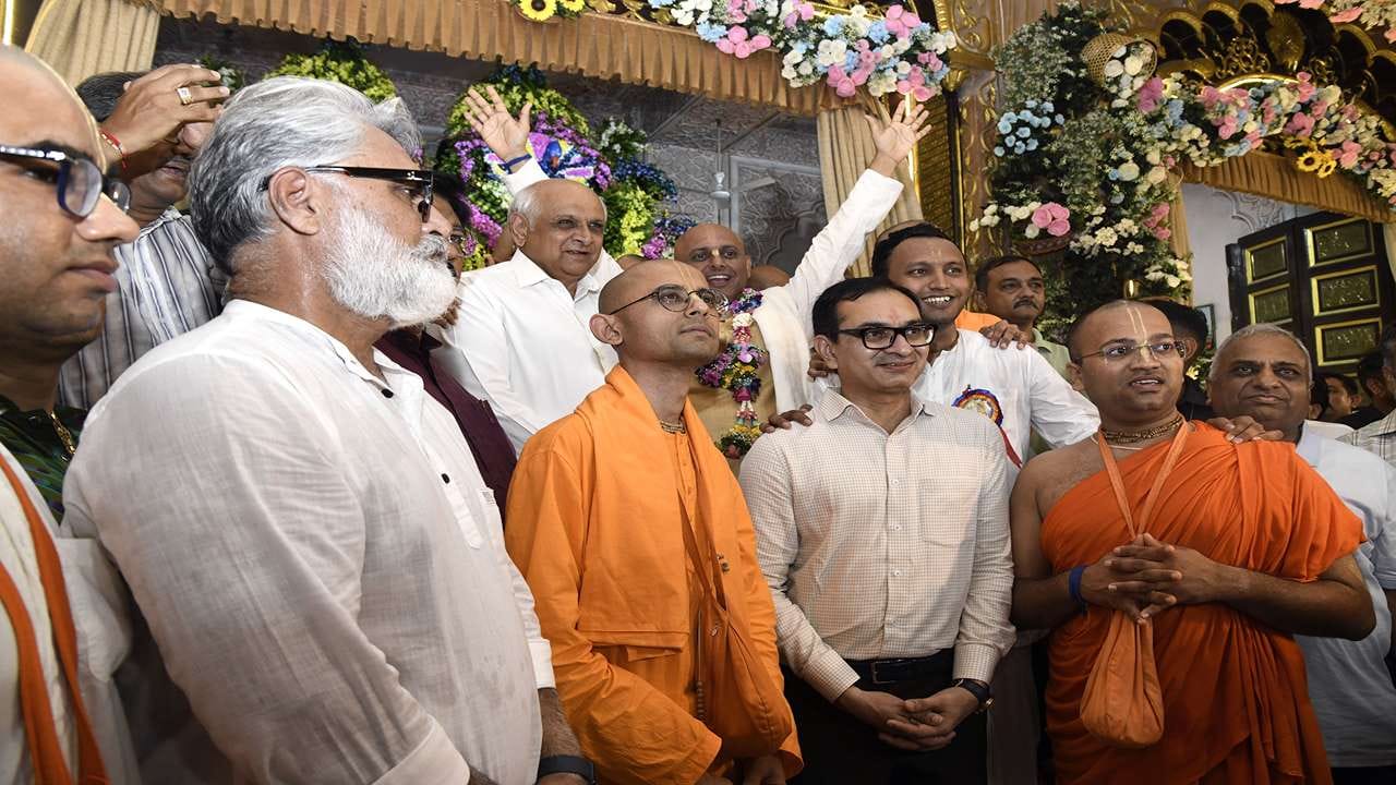 આ પ્રસંગે ધારાસભ્ય અમિતભાઈ ઠાકર, ડેપ્યુટી મેયર જતીનભાઈ પટેલ, સ્ટે.કમિટીના ચેરમેન દેવાંગભાઈ દાણી, શહેર ભાજપ અધ્યક્ષ પ્રેરકભાઇ શાહ સહિતના પદાધિકારીઓ અને મોટી સંખ્યામાં ભાવિક ભક્તો ઉપસ્થિત રહ્યા હતા.