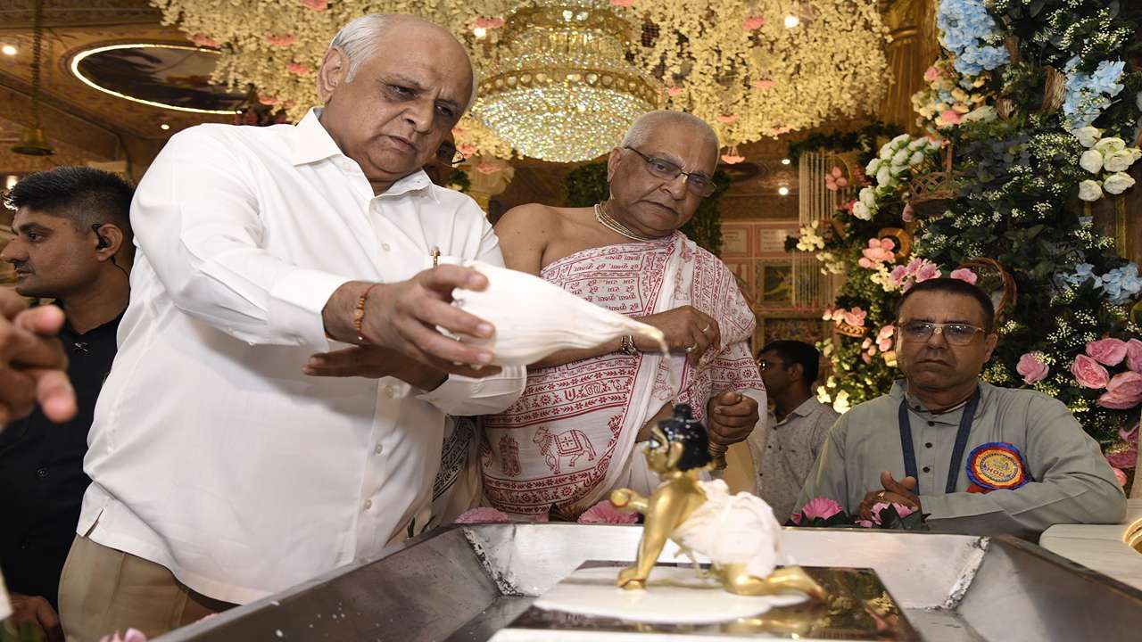 તેમણે ભગવાન શ્રીકૃષ્ણના બાળ સ્વરૂપ લાડુ ગોપાલની ધાતુમૂર્તિનો પંચામૃત અભિષેક કર્યો હતો. 