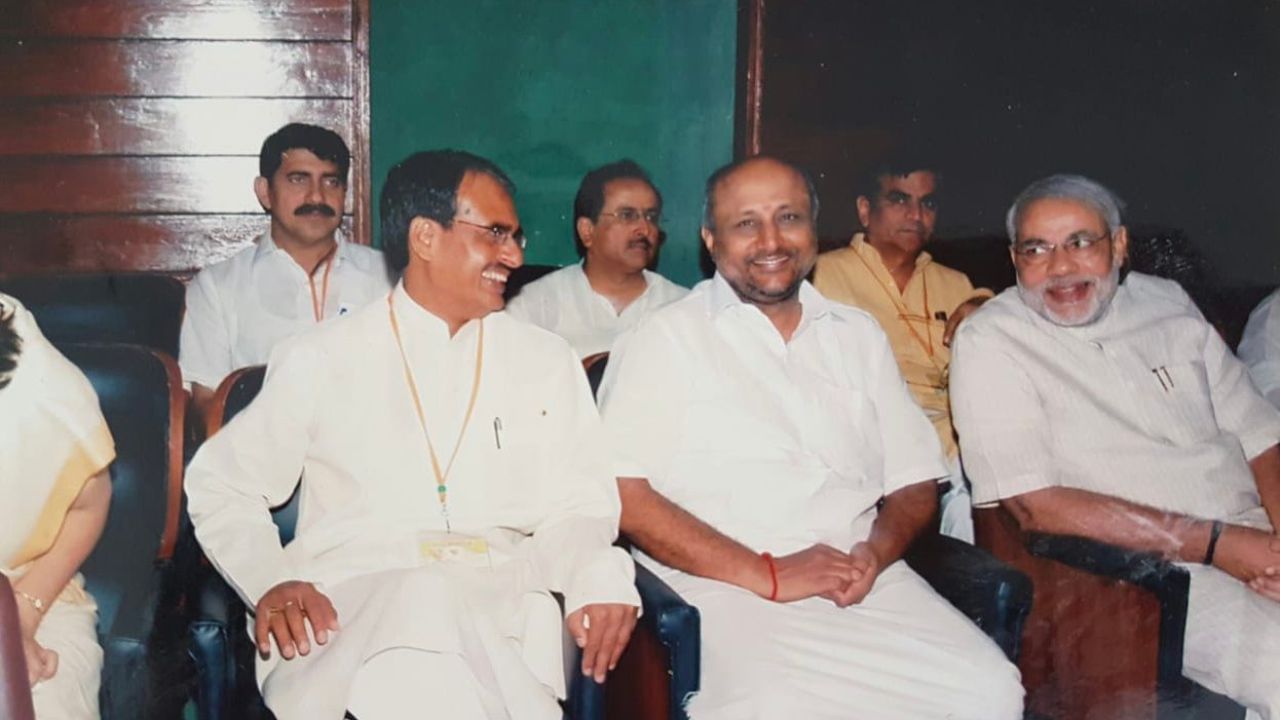 17 વર્ષની ઉંમરથી રાધાકૃષ્ણન RSS અને ભારતીય જન સંઘ જેવા સંગઠનો સાથે સંકળાયેલા છે.