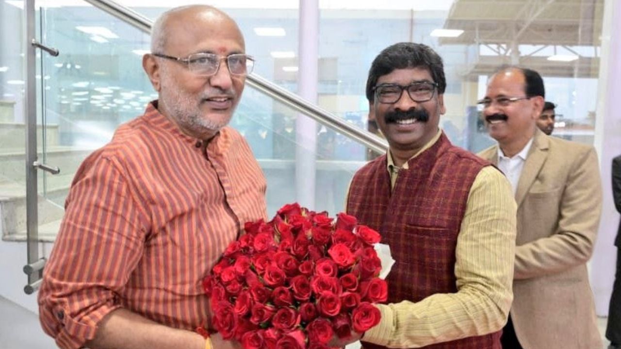 ચંદ્રપુરમ પોનુસામી રાધાકૃષ્ણનનો જન્મ 20 ઓક્ટોબર 1957ના રોજ તમિલનાડુના તિરુપુરમાં તેમના પિતા સી. કે. પોનુસામી અને માતા કે. જાનકીને ત્યાં થયો હતો. 