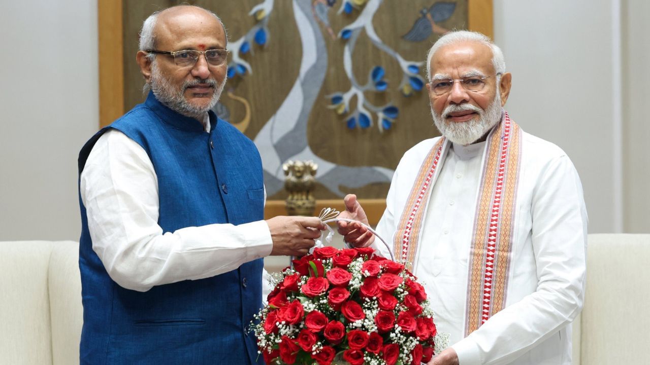 સીપી રાધાકૃષ્ણનનું પુરું નામ ચંદ્રપુરમ પોનુસ્વામી રાધાકૃષ્ણન છે. હવે તેના પરિવારની આપણે વાત કરીએ તો. તેના પિતાનું નામ કે.સી પોન્નુસામી અને માતાનું નામ જાનકી છે. રાધાકૃષ્ણનના પિતાનું નિધન થઈ ચૂક્યું છે.