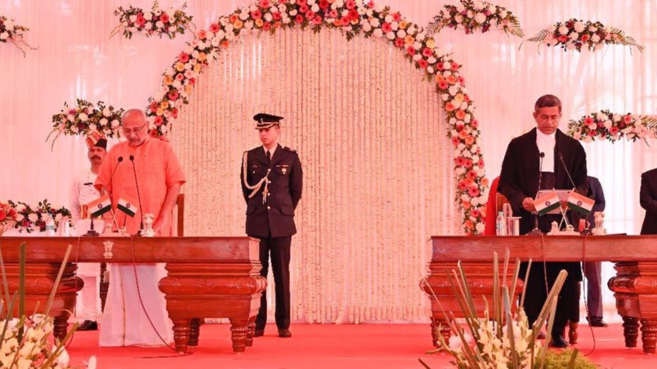 સીપી રાધાકૃષ્ણનના લગ્ન 22 નવેમ્બર 1985ના રોજ સુમિત સાથે થયા હતા. બંન્ને 2 બાળકો છે. એક દીકરો અને એક દીકરી. તમને જણાવી દઈએ કે, રાધાકૃષ્ણ કોલેજ લેવલ પર ટેબલ ટેનિસ ચેમ્પિયન પણ રહી ચૂક્યા છે.