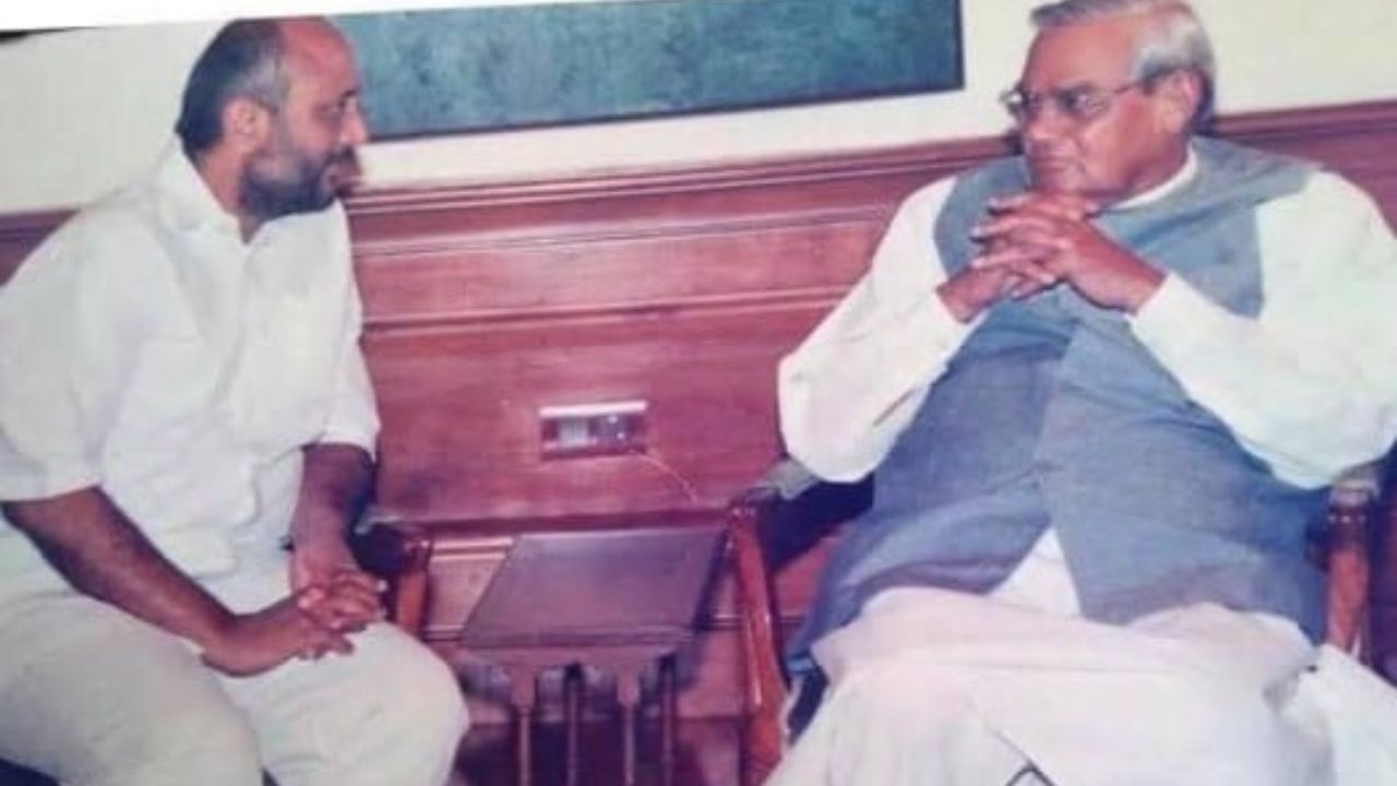 માત્ર 17 વર્ષની ઉંમરે, તેઓ રાષ્ટ્રીય સ્વયંસેવક સંઘ (RSS) અને પછી ભારતીય જનસંઘમાં જોડાયા. 1974માં જનસંઘની રાજ્ય કારોબારી સમિતિના સભ્ય તરીકે ચૂંટાયા પછી તેમની રાજકીય સફર ઝડપથી આગળ વધી હતી.