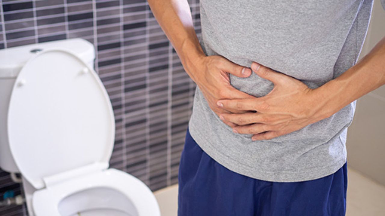 કેવી રીતે અટકાવવું? - દરરોજ કેલ્શિયમયુક્ત ખોરાક લો જેમ કે દૂધ, દહીં, ચીઝ, લીલા પાંદડાવાળા શાકભાજી, સોયા અને સૂકા ફળો. વિટામિન ડી માટે, દરરોજ સવારનો સૂર્યપ્રકાશ લો અથવા ડૉક્ટરની સલાહ મુજબ પૂરક લો. જો રોગના લક્ષણો દેખાય, તો તાત્કાલિક પરીક્ષણ કરાવો અને ડૉક્ટરની સલાહ લો. વધુ પડતું કેફીન, આલ્કોહોલ અને ધૂમ્રપાન ટાળો, કારણ કે આ કેલ્શિયમ શોષણમાં અવરોધ લાવી શકે છે. સમયાંતરે તમારા હાડકાંની તપાસ કરાવો. શરીરને ડિહાઇડ્રેટ ન થવા દો, કારણ કે યોગ્ય હાઇડ્રેશન ખનિજ સંતુલન જાળવવામાં મદદ કરે છે.