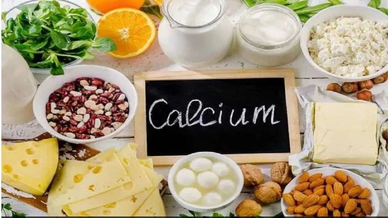 કેલ્શિયમ એક આવશ્યક ખનિજ તત્ત્વ છે જે હાડકાં અને દાંતને મજબૂત બનાવવામાં મદદ કરે છે. તે માત્ર હાડકાંની રચના માટે જ જરૂરી નથી, પરંતુ સ્નાયુઓની મજબૂતાઈ, હૃદયના ધબકારા અને ચેતાઓની યોગ્ય કામગીરી માટે પણ જરૂરી છે. કેલ્શિયમ શરીરમાં ઘણા કાર્યોને સંતુલિત કરે છે, જેમ કે લોહી ગંઠાઈ જવું, હોર્મોન્સ મુક્ત કરવું અને કોષોનું સારું સ્વાસ્થ્ય જાળવવું. જો યોગ્ય માત્રામાં કેલ્શિયમ ઉપલબ્ધ ન હોય, તો હાડકાં નબળા પડવા લાગે છે અને ક્યારેક આ નબળાઈ કાયમ માટે રહી શકે છે. તેથી, દરેક ઉંમરના વ્યક્તિ માટે પૂરતા પ્રમાણમાં કેલ્શિયમ લેવું ખૂબ જ મહત્વપૂર્ણ છે.