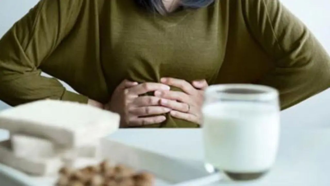 સેલિયાક રોગ અને ક્રોહન રોગ - આ આંતરડાના રોગો પોષક તત્વોના શોષણમાં વિક્ષેપ પાડે છે, જે કેલ્શિયમની ઉણપ તરફ દોરી શકે છે. ઝાડા, પેટ ફૂલવું, વજન ઘટાડવું, નબળાઇ અને શરીરમાં પોષણનો અભાવ તેના લક્ષણો હોઈ શકે છે.