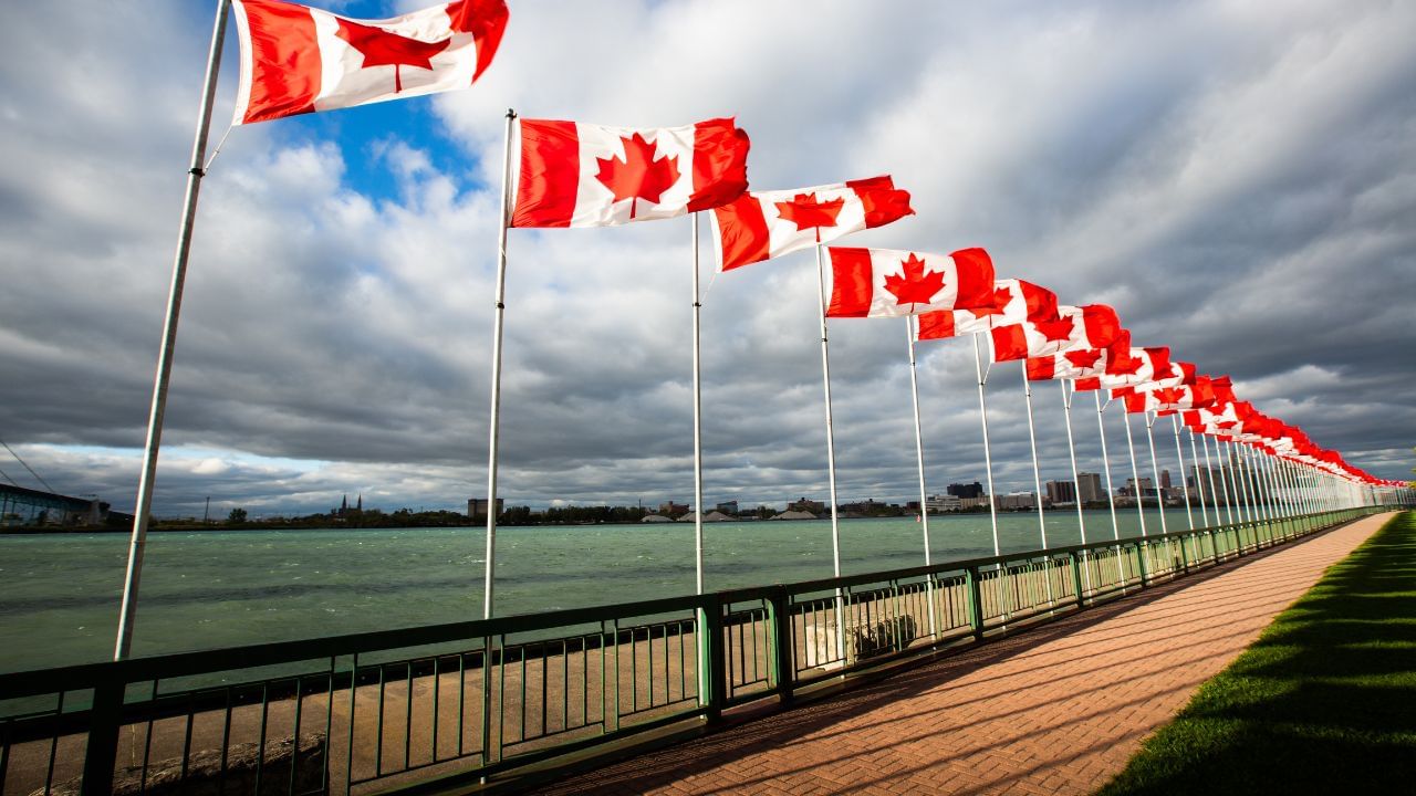 જાન્યુઆરી અને જૂન વચ્ચે, 2024 માં સમાન સમયગાળાની તુલનામાં 88,617 ઓછા વિદ્યાર્થીઓ અને 1,25,903 ઓછા વિદેશી કામદારો કેનેડા આવ્યા. આ રીતે, આ વર્ષે અત્યાર સુધીમાં દેશમાં આવતા વિદેશીઓની સંખ્યામાં 2,14,520 નો ઘટાડો થયો છે. ફેબ્રુઆરી અને જૂન 2025 વચ્ચે દેશમાં આવનારા નવા આવનારાઓમાં વર્ક પરમિટ ધારકોનો હિસ્સો 80% હતો, જ્યારે 2024 માં આ જ સમયગાળા દરમિયાન આ સંખ્યા 70% હતી. સ્ટડી પરમિટ ધારકોની સંખ્યામાં પણ મોટો ઘટાડો થયો છે.