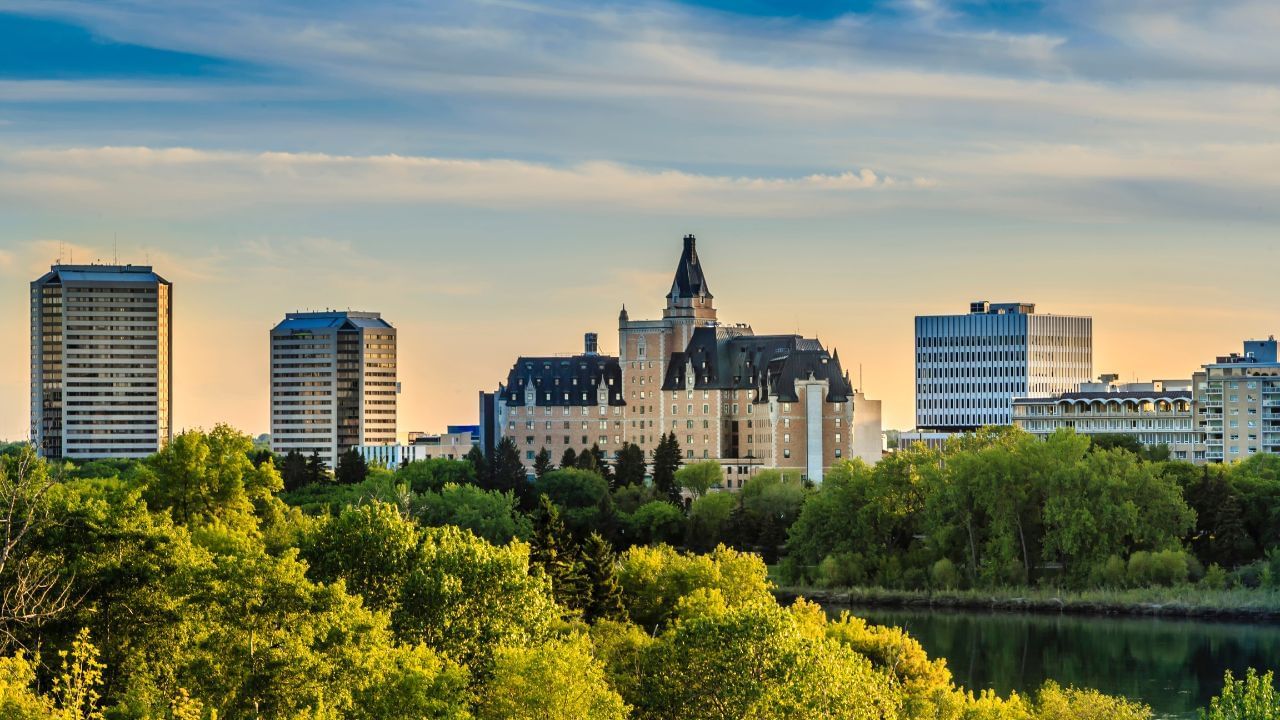 જાન્યુઆરી અને જૂન 2025 વચ્ચે, 6,070 નવા વિદ્યાર્થીઓને સ્ટડી પરમિટ મળી, જ્યારે 19,872 લોકોને વર્ક પરમિટ આપવામાં આવી. આ સંખ્યા 2024 કરતા ઘણી ઓછી છે, કારણ કે તે સમયે 20,839 સ્ટડી પરમિટ અને 40,865 વર્ક પરમિટ જારી કરવામાં આવી હતી. IRCC દર મહિને જારી કરાયેલા પરમિટના આધારે દેશમાં કેટલા વિદેશીઓને પ્રવેશવાની મંજૂરી છે તે નક્કી કરે છે. પરમિટ એક્સટેન્શન, મોસમી વર્ક પરમિટ ધારકો અને ટૂંકા ગાળાના કામદારોને આમાં ગણવામાં આવતા નથી.