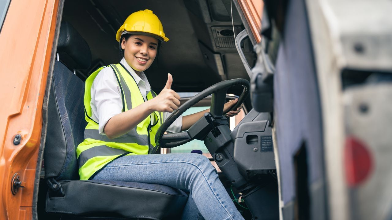 ટ્રક ડ્રાઈવર (Truck Driver) : દેશભરમાં માલસામાનના પરિવહન માટે ટ્રક ડ્રાઈવરોની ખૂબ ઊંચી માંગ છે. આ એક અત્યંત મહત્વપૂર્ણ અને સ્થિર નોકરી છે.