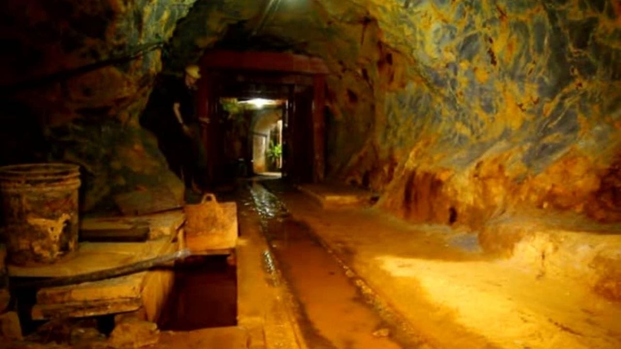 ઑરોરા સ્થળ Todogone Volcanic Arcના ઉત્તર પ્રદેશમાં Clark Lake નજીક આવેલું છે. તાજેતરના વાતાવરણ પરિવર્તનના કારણે હવે આ વિસ્તારોમાં મોસમી ડ્રિલિંગ માટે વધુ સારા અવસર મળતા થયા છે, જેના કારણે ભવિષ્યમાં વધુ ખોદકામ શક્ય બનશે.