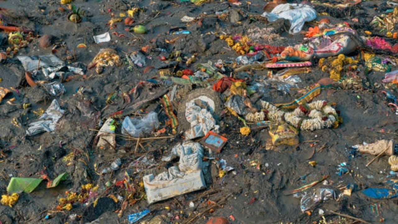 કેટલાક લોકો ઘરમાં રાખેલી દેવી-દેવતાઓની તૂટેલી મૂર્તિઓ ફેંકી દે છે, જે જાણી જોઈને કે અજાણતાં લોકોના પગ નીચે આવી જાય છે. તેથી આ એક ભૂલ ટાળો.