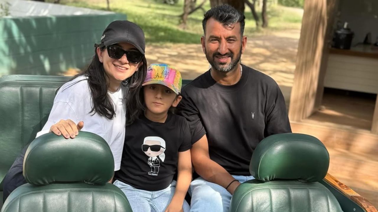 ચેતેશ્વર પુજારાનું ક્રિકેટ કરિયર પૂર્ણ થયું છે. તેના સંન્યાસ પર પત્ની પુજા પાબરીએ એક ભાવુક પોસ્ટ શેર કરી છે. ઈન્સ્ટાગ્રામ પર ફોટો શેર કરી એક લાંબી પોસ્ટ લખી છે. ક્રિકેટરની પત્નીએ આ સાથે લખ્યું લાંબી યાત્રાને જીવો અને તેનાથી જીવનના અનેક પાઠ શીખો.