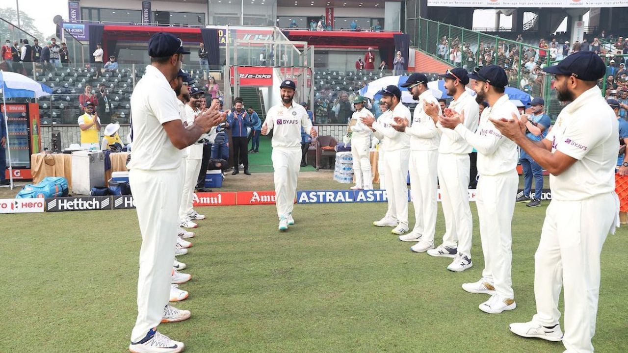 ચેતેશ્વર પૂજારાના પિતા અને માતા, રીમા પૂજારાએ તેમની પ્રતિભાને વહેલા ઓળખી લીધી હતી અને ચેતેશ્વર તેમના પિતા સાથે પ્રેક્ટિસ કરતા હતા. તેમણે સૌપ્રથમ 13 વર્ષની ઉંમર થી રમવાનું શરૂ કર્યું હતુ.