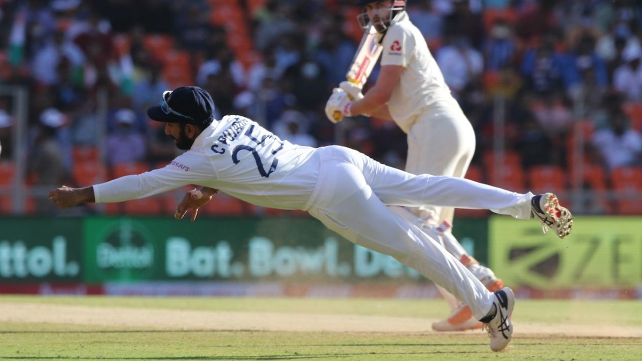 ચેતેશ્વર પૂજારા 2005માં જ્યારે તેઓ 17 વર્ષના હતા ત્યારે કેન્સરને કારણે તેમની માતાનું અવસાન થયું હતુ. ચેતેશ્વર પૂજારાએ જે. જે. કુંડલિયા કોલેજમાંથી બીબીએ પૂર્ણ કર્યું.