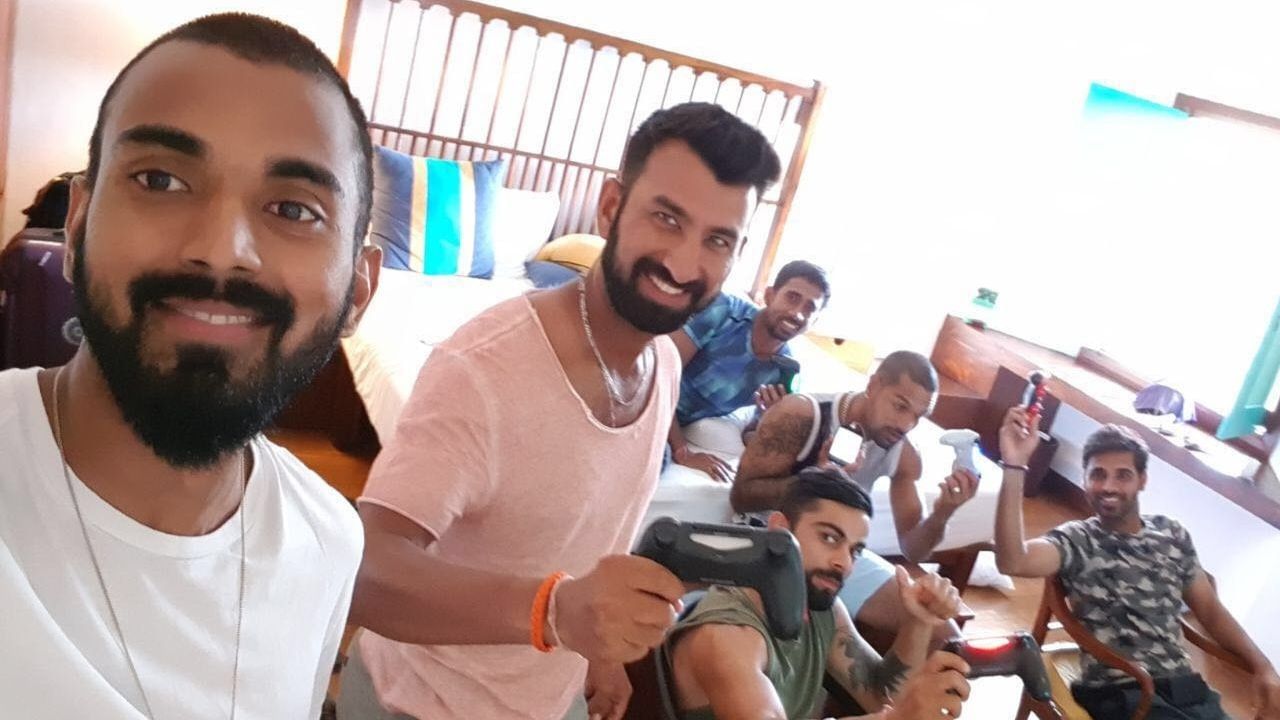 ચેતેશ્વર પૂજારાએ 13 ફેબ્રુઆરી 2013ના રોજ રાજકોટમાં પૂજા પાબારી સાથે લગ્ન કર્યા. 22 ફેબ્રુઆરી 2018ના રોજ, આ દંપતી એક બાળકી અદિતિના માતાપિતા બન્યા.