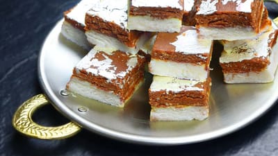 જો તમે પણ તમારા ભાઈ માટે કંઈક સારી મીઠાઈ બનાવવા માંગો છો, તો આ રક્ષાબંધન પર તમે ચોકલેટ બરફી બનાવી શકો છો અને તમારા ભાઈને ખવડાવી શકો છો. આનાથી તમારા ભાઈ ખુશ થશે. ચાલો જાણીએ ચોકલેટ બરફી બનાવવાની સરળ રેસીપી વિશે.