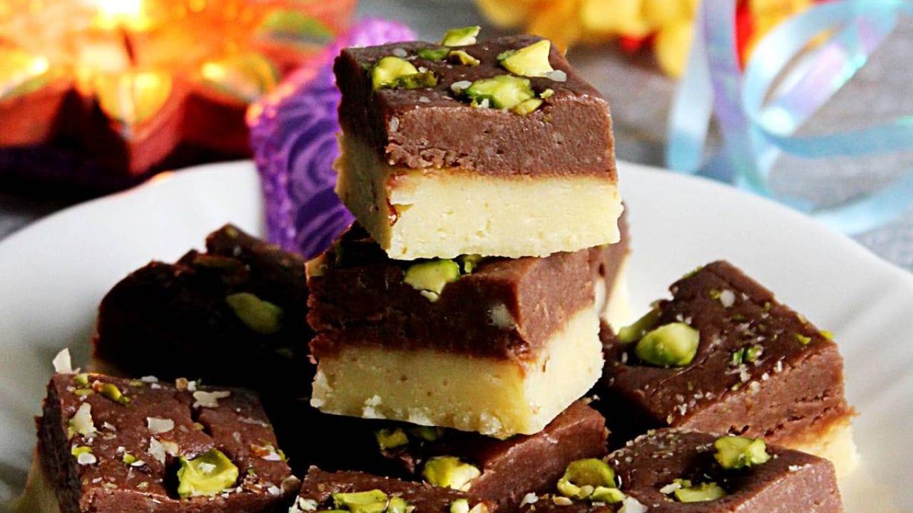 ચોકલેટ બરફી બનાવવા માટે માવો, ખાંડ, કોકો પાઉડર,કાજુ-પિસ્તા, એલચી પાઉડર સહિતની સામગ્રીની જરુર પડશે.