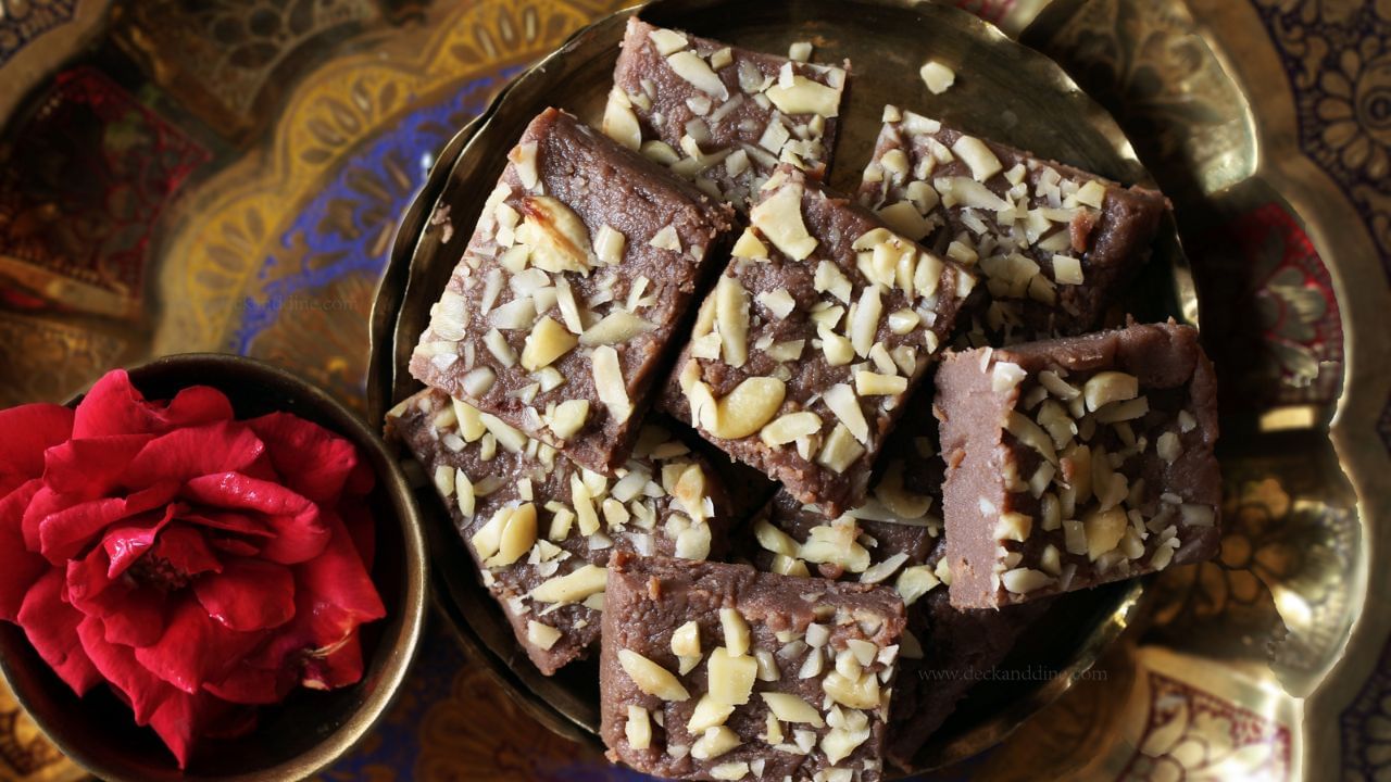 ચોકલેટ બરફી બનાવવા માટે સૌથી પહેલા એક પેનને ગરમ કરવા મુકો. તેમાં માવો અને ખાંડ મિક્સ કરો. માવો અને ખાંડને ધીમી આંચ પર ખાંડ ઓગળે ત્યાં સુધી ગરમ કરો.