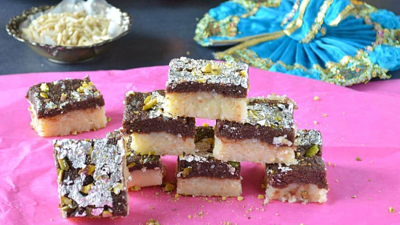 હવે બરફીના મિશ્રણમાં એલચી પાઉડર અને સારી રીતે મિક્સ કરો અને ગેસ બંધ કરો. ત્યારબાદ કોકો પાઉડર અને કાપેલા કાજુ ઉમેરો અને સારી રીતે મિક્સ કરો.