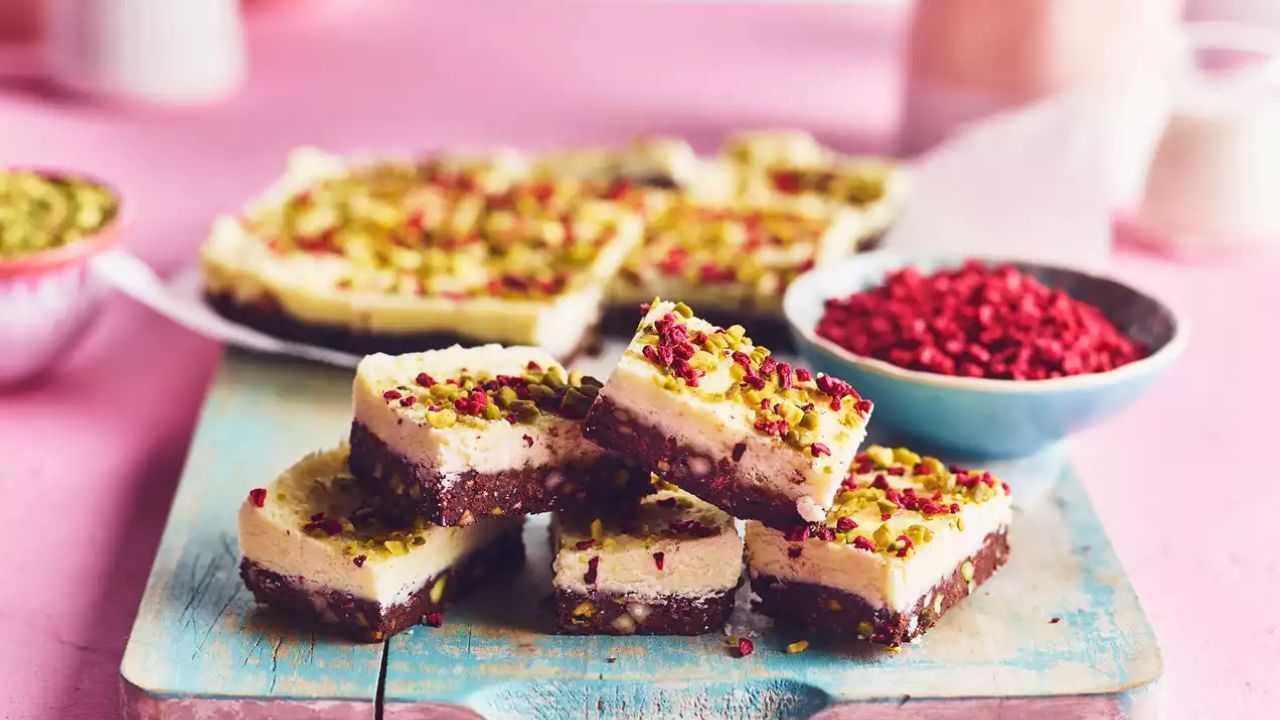 ત્યારબાદ એક ટ્રે અથવા પ્લેટમાં ઘી લગાવો અને આખું મિશ્રણ ફેલાવો. ઉપર બાકીના કાજુ ઉમેરો અને કાજુ ચોંટી જાય તે રીતે લગાવો.