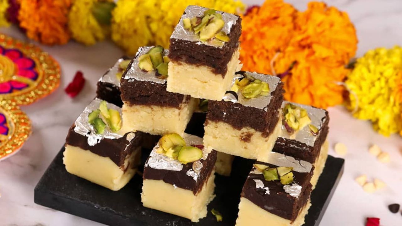 હવે એક કલાક માટે ઠંડુ થવા માટે બાજુ પર રાખો, પછી તેને ચોરસ ટુકડાઓમાં કાપીને મહેમાનોને પીરસો.