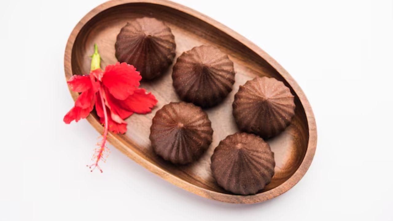 ઘરે ચોકલેટ મોદક બનાવવા માટે ડાર્ક ચોકલેટ, બદામ, નાળિયેર, કાજુ, પિસ્તા, કન્ડેન્સ્ડ મિલ્ક, ઘી સહિતની વસ્તુઓની જરૂરિયાત પડશે.