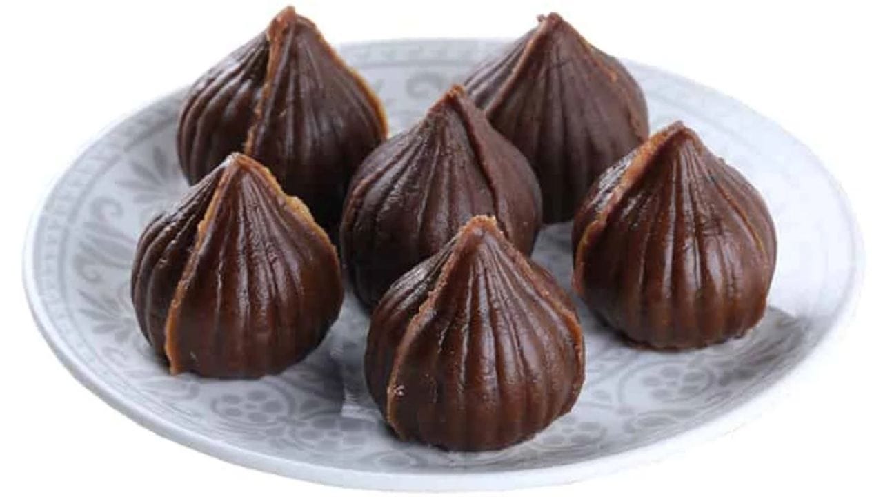 હવે એક પેનમાં ઘી ઉમેરી તેમાં કાજુ, બદામ,પિસ્તા અને નારિયેળ ઉમેરી થોડીવાર માટે શેકી લો. ત્યારબાદ તેને ઠંડા થવા માટે મુકો.