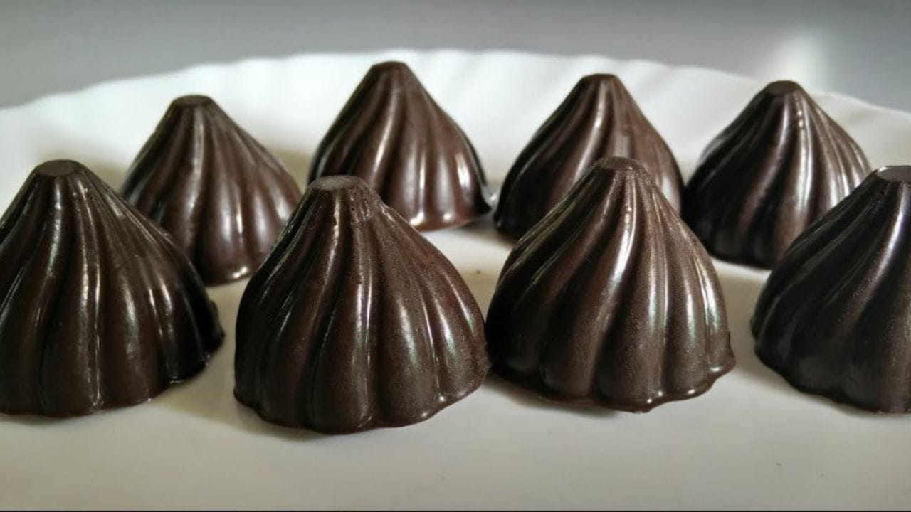 આ પછી તેમાં કન્ડેન્સ્ડ મિલ્ક ઉમેરો અને મિશ્રણ તૈયાર કરો. ત્યારબાદ તેમાં ઓગાળેલી ચોકલેટ ઉમેરી મિશ્રણને ઠંડુ થવા માટે મુકો.