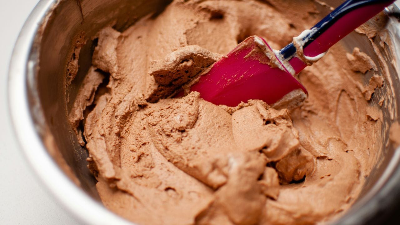 ચોકલેટ મૂસ મોટાભાગના લોકોને પસંદ હોય છે. પરંતુ કેટલીક વાર લોકોને આ ચોકલેટ મૂસ બનાવવું ખૂબ જ મુશ્કેલ લાગતું હોય છે. તો આજે અમે તમને સરળ ટીપ્સ જણાવીશું. 