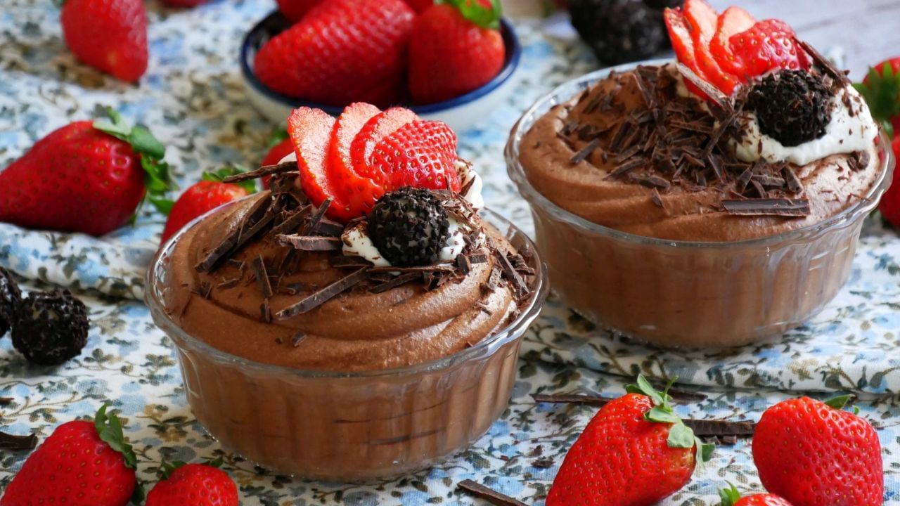 ચોકલેટ મૂસ બનાવવા માટે ડાર્ક ચોકલેટ, ક્રીમ, વ્હીપિંગ ક્રીમ, આઈસિંગ સુગર, વેનીલા એસેન્સ, છીણેલી ચોકલેટ સહિતની સામગ્રીની જરુરત પડશે. 