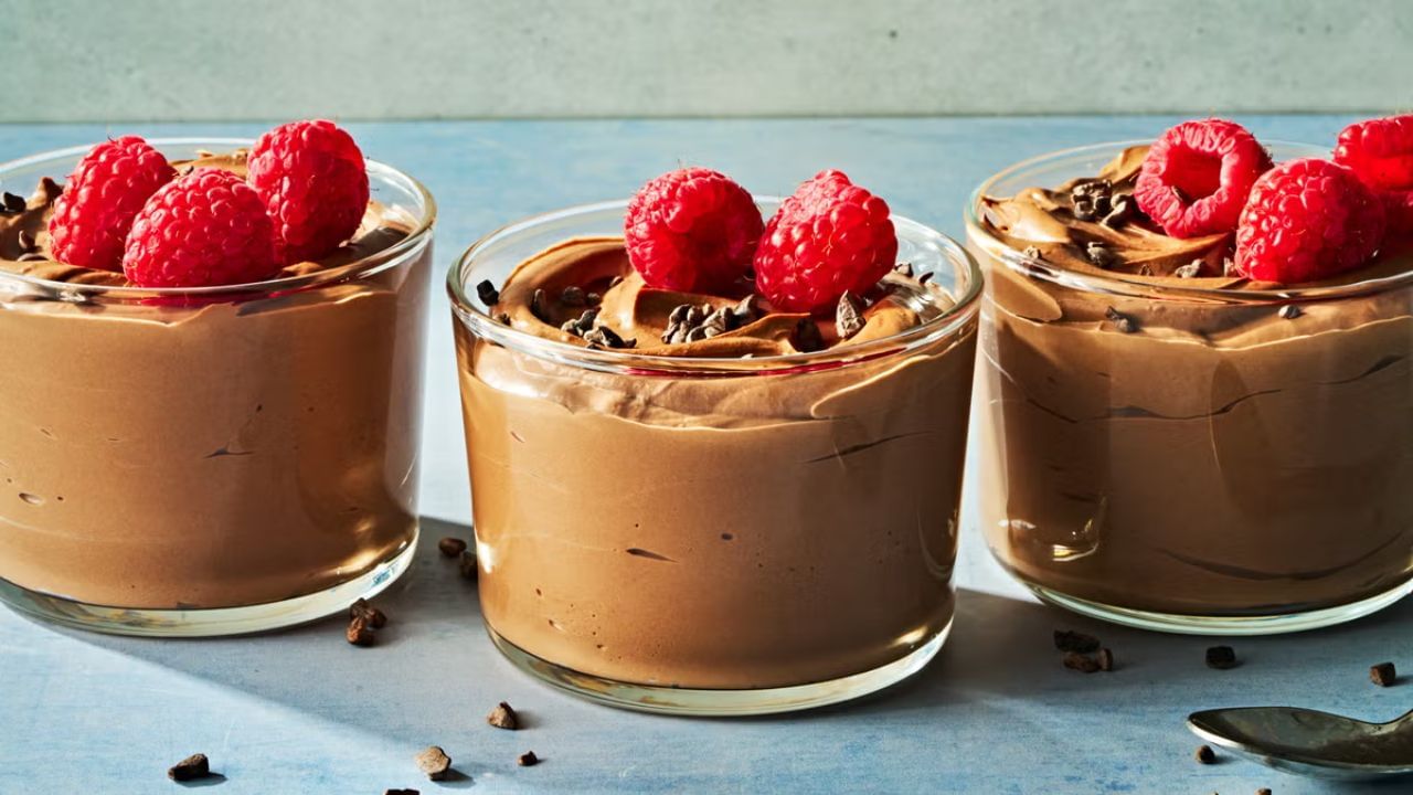 ચોકલેટ મૂસ બનાવવા માટે સૌથી પહેલા ડાર્ક ચોકલેટ અને 100 મિલી ક્રીમને ડબલ બોઈલરની પદ્ધતિ દ્વારા ઓગાળવા મુકો. ત્યારબાદ ચોકલેટ સંપૂર્ણ ઓગળી જાય એટલે બહાર કાઢો. 