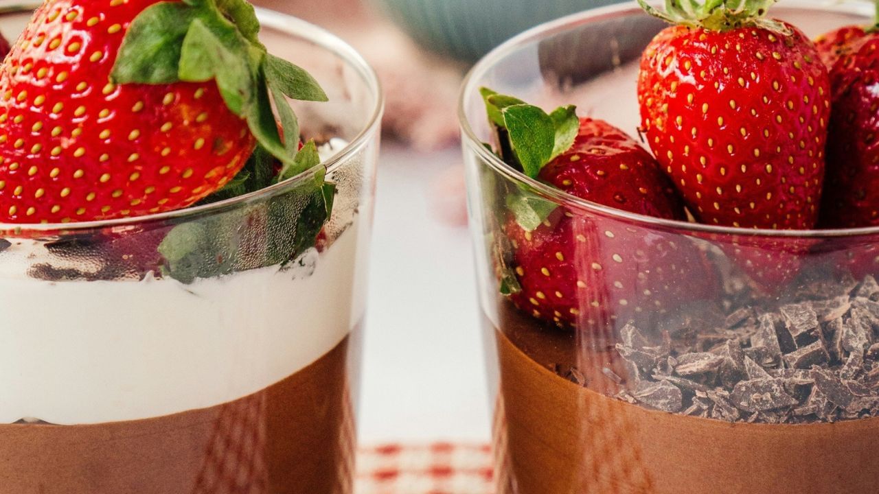 હવે વ્હીપિંગ ક્રીમમાં, ખાંડ અને વેનીલા એસેન્સ ઉમેરી બરાબર મિક્સ કરો. આ મિશ્રણ ફ્લફી થાય ત્યાં સુધી મિક્સ કરો. 