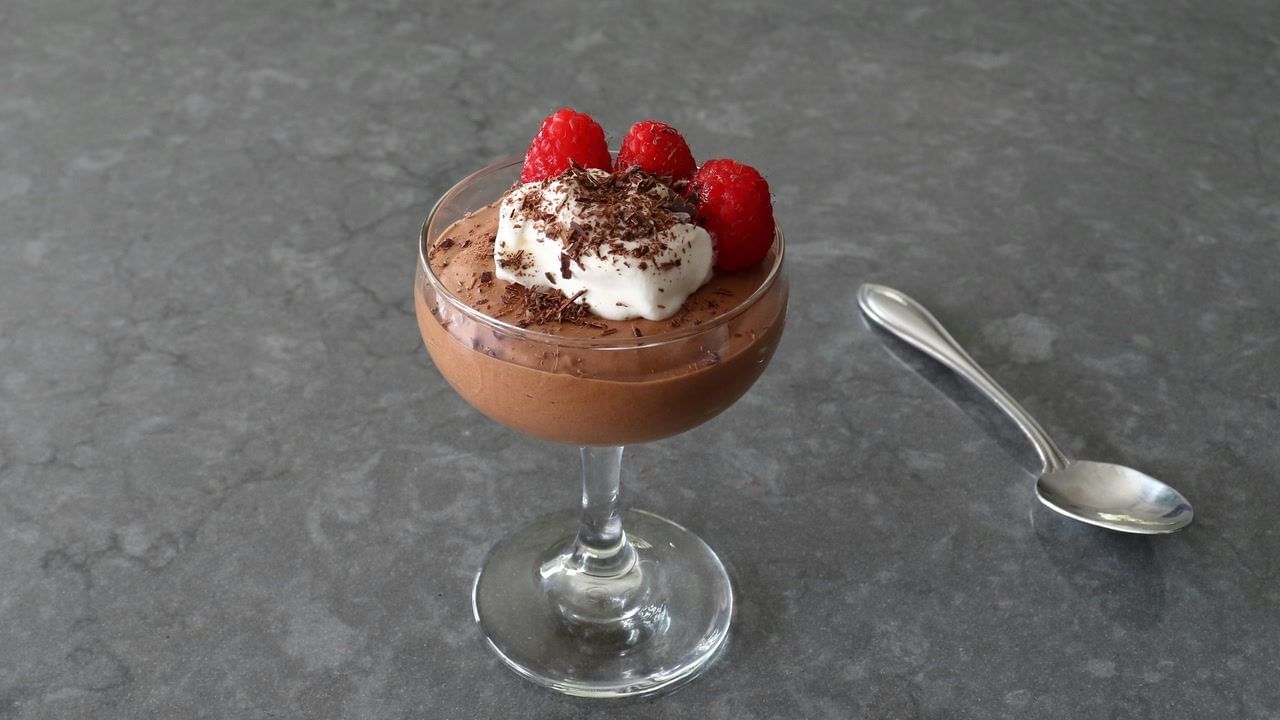 ત્યારબાદ આ મિશ્રણમાં ઓગાળેલી ચોકલેટને ઉમેરી બરાબર મિક્સ કરો.ત્યારબાદ એક કપમાં ચોકલેટ મૂસને ભરો.