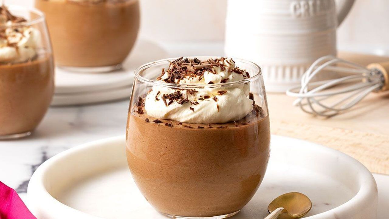 હવે તેના પર છીણેલી ચોકલેટ અને કોકો પાવડરથી ગાર્નિશ કરી ફ્રીજમાં 2-3 કલાક સેટ થવા મુકો. ત્યારબાદ તમે ચોકલેટ મૂસને સર્વ કરી શકો છો.(All Image Credits: Unsplash ) 