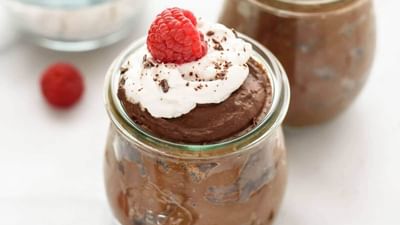 ઘરે બનાવેલી મીઠાઈઓથી તહેવારને ખાસ બનાવવાની આ એક શ્રેષ્ઠ તક છે. બજારમાંથી ચોકલેટની વાનગી ખરીદવાને બદલે, આ વખતે ઘરે ચોકલેટ મૂસ બનાવીને તમારા ભાઈને સરપ્રાઈઝ આપો.