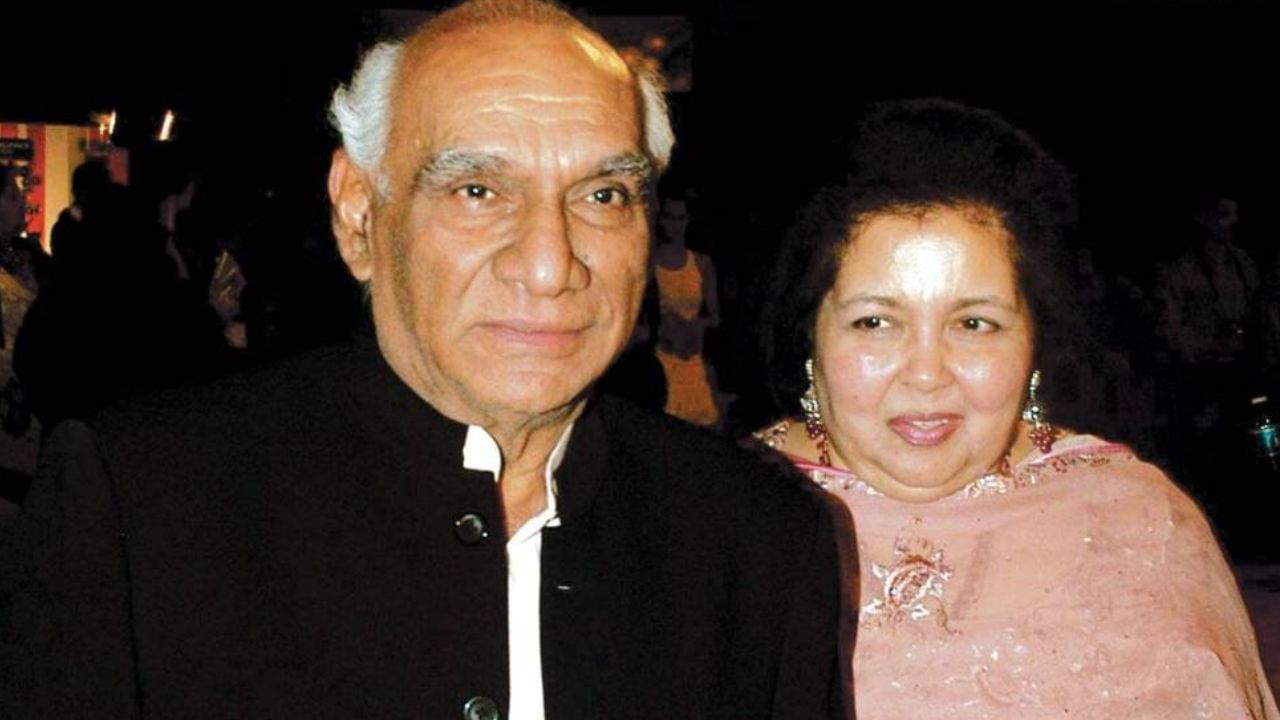 કેટલાક વિદ્વાનો માને છે કે ચોપરા અટક વૈદિક કાળના "ચોપરા" અથવા હિસાબી રાખનારાઓ સાથે સંબંધિત હોઈ શકે છે. ખત્રી સમુદાયમાં ઘણી અટકોની જેમ, ચોપરા પણ વ્યવસાય અથવા સામાજિક ભૂમિકાથી પ્રેરિત હોઈ શકે છે.