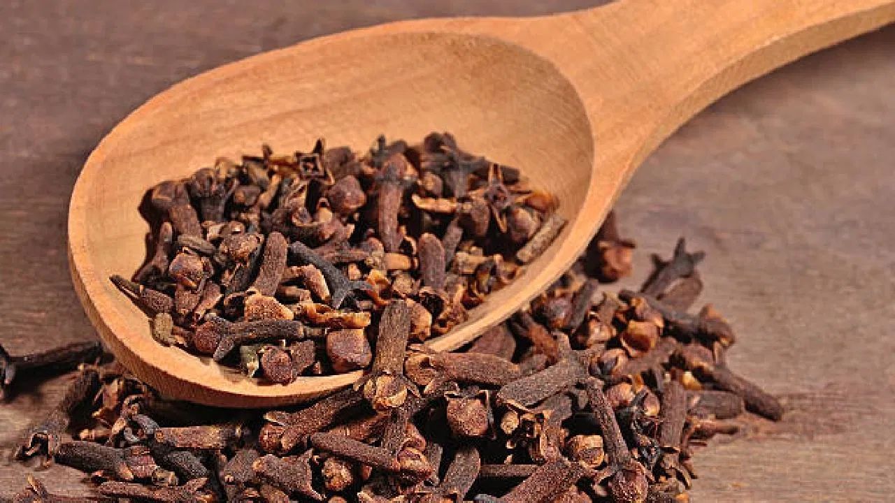 ત્વચાને ચમકદાર બનાવે છે - લવિંગ શરીરમાંથી ઝેરી તત્વો દૂર કરે છે, જેનાથી ત્વચા સ્વચ્છ અને ચમકદાર બને છે. તેના એન્ટીઑકિસડન્ટ ગુણધર્મો વૃદ્ધત્વના સંકેતોને ઘટાડે છે.