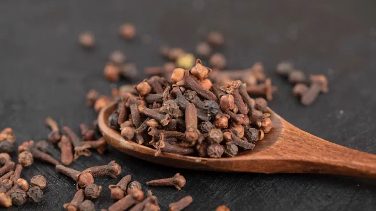 મૌખિક સ્વાસ્થ્યમાં સુધારો કરે છે - લવિંગનું સેવન પેઢા અને દાંતની સમસ્યાઓની સારવારમાં મદદ કરે છે. અને તેની એન્ટિ-બેક્ટેરિયલ અસર શ્વાસની દુર્ગંધ અને પોલાણને રોકવામાં મદદ કરે છે.