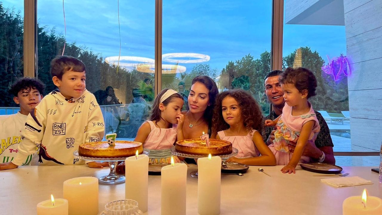 રોનાલ્ડો અને જૉર્જિના વર્ષ 2016થી એકબીજાને ડેટ કરી રહ્યા હતા અને અંદાજે 9 વર્ષ બાદ બંન્નેએ સગાઇ કરી છે. બંન્નેની મુલાકાત એક બ્રાન્ડ સ્ટોરમાં થઈ હતી. 2017માં આ બંન્ને પોતાના સંબંધોને જાહેર કર્યા હતા. રોનાલ્ડો અને જૉર્જિનાને 4 બાળકો છે.જૉર્જિના તેના બાળકોની સંભાળ રાખી રહી છે.