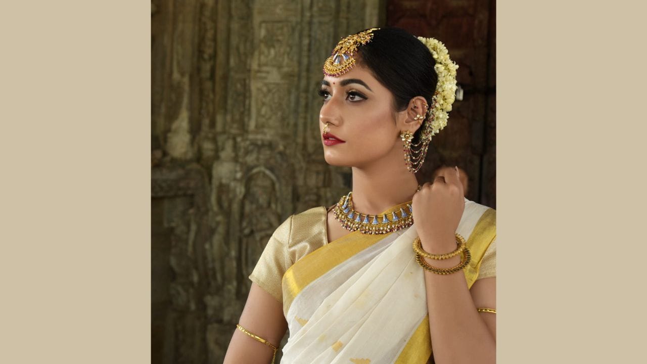 બળજબરીથી નિવેદન પર સહી કરી!: એરપોર્ટ પર તપાસ દરમિયાન મહિલા મુસાફરના કબજામાંથી 78 ગ્રામ વજનની ચાર રત્ન જડિત સોનાની બંગડીઓ, 67 ગ્રામ વજનનું સોનાનું પેન્ડન્ટ, એક સોનાની ચેઇન અને 45 ગ્રામ વજનની સોનાની બંગડી મળી આવી હતી. આ મહિલા મુસાફરે AIU અધિકારીઓને જણાવ્યું હતું કે, તે લગ્ન સમારંભમાં હાજરી આપવા માટે થાઇલેન્ડ ગઈ હતી અને આ ઘરેણાં તેના અંગત ઘરેણાં છે. તેણે થાઇલેન્ડથી આ ઘરેણાં ખરીદ્યા નહોતા. પરંતુ AIU અધિકારીઓએ તેની વાત સાંભળી નહીં. એવો પણ આરોપ છે કે AIU એ મહિલા મુસાફરને બળજબરીથી નિવેદન પર સહી કરાવડાવી હતી.