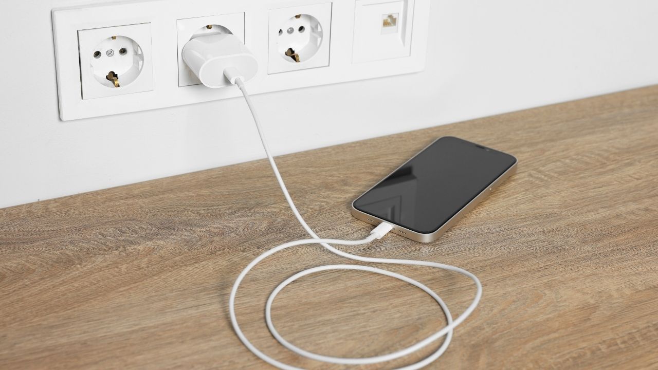 ફેન્ટમ લોડ ઘટાડો (LED લાઇટ વીજળી બચાવે છે) : મોબાઇલ ચાર્જર, સેટ-ટોપ બોક્સ અને ટીવીને અનપ્લગ કરવાની આદત બનાવો. આનાથી 5-10 યુનિટ બચી શકે છે. વીજળી વિભાગ નિયમિત વીજળી ઓડિટ કરાવવાની પણ સલાહ આપે છે જેથી અચાનક બિલના આંચકા ટાળી શકાય.