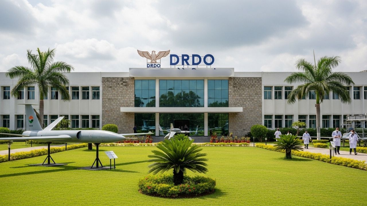DRDO એ સંરક્ષણ મંત્રાલય હેઠળ કાર્યરત એક મુખ્ય સરકારી એજન્સી છે, જે સૈન્ય માટે નવી ટેકનોલોજી અને શસ્ત્રો વિકસાવે છે. તે એરોનોટિક્સ, લાઇફ સાયન્સ, કોમ્બેટ એન્જિનિયરિંગ અને ઇલેક્ટ્રોનિક્સ જેવા ઘણા ક્ષેત્રોમાં કામ કરે છે.