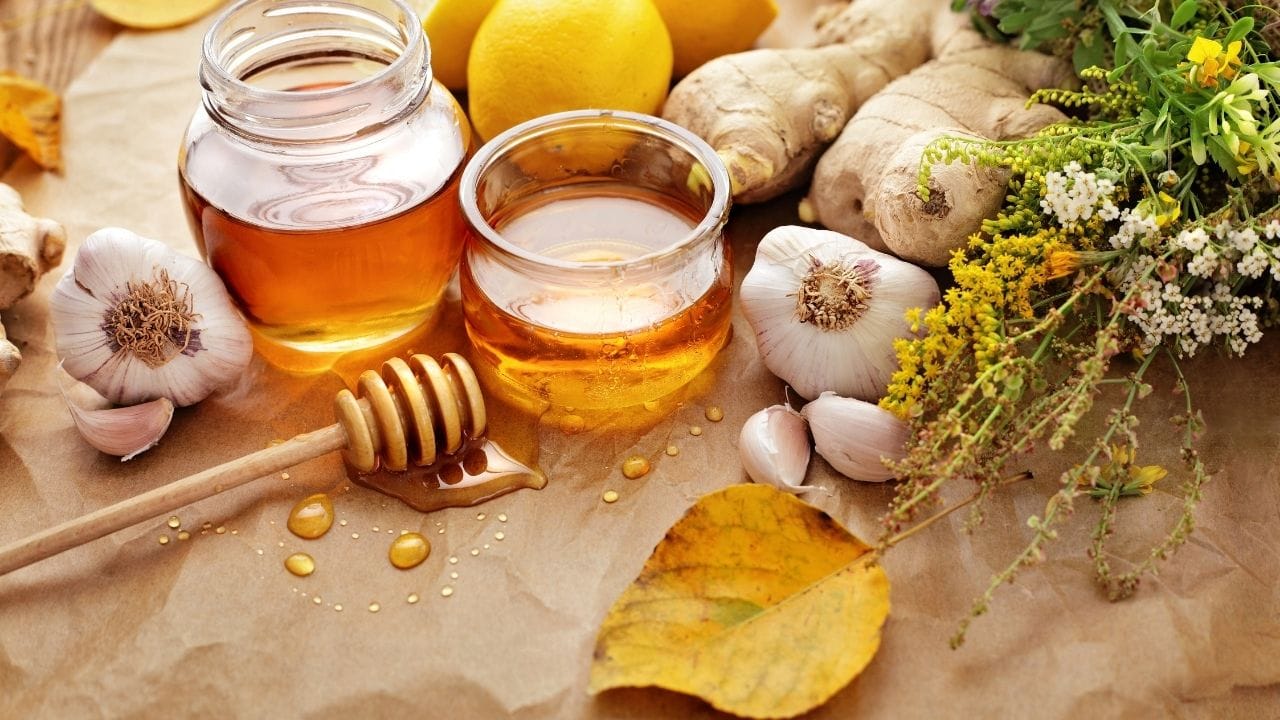 જો તમે લોહી પાતળું કરતી દવાઓ (જેમ કે એસ્પિરિન, વોરફેરિન) લઈ રહ્યા છો, તો ડૉક્ટરની સલાહ લીધા પછી જ લસણ લો કારણ કે તે લોહીને પાતળું કરી શકે છે અને રક્તસ્રાવનું જોખમ વધારી શકે છે. જો એસિડિટી કે હાર્ટબર્ન હોય, તો શરૂઆતમાં ફક્ત મધ લો અને ધીમે ધીમે લસણ ઓછી માત્રામાં શરૂ કરો. રેસીપી બનાવતી વખતે અને ખાતી વખતે સ્વચ્છતાનું ધ્યાન રાખો જેથી કોઈ ફૂગ કે બગાડ ન થાય.