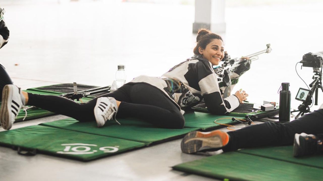  આ ઉપરાંત તે મોડેલિંગ, જાહેરાતો અને અભિનયથી પણ સારી કમાણી કરે છે. મીડિયા રિપોર્ટ્સ અનુસાર, ડેઝી શાહ તેની એક ફિલ્મમાં કામ કરવા માટે 3 કરોડ રૂપિયા ચાર્જ કરે છે.