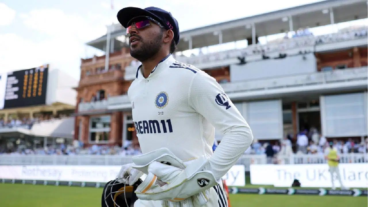 ટીમ ઈન્ડિયાના આ લકી ચાર્મનું નામ ધ્રુવ જુરેલ છે. તે ફક્ત પોતાની વિકેટકીપિંગ અને બેટિંગથી જ ચર્ચામાં નથી, પરંતુ ટીમ ઈન્ડિયા માટે લકી ચાર્મ તરીકે પણ ઉભરી રહ્યો છે.