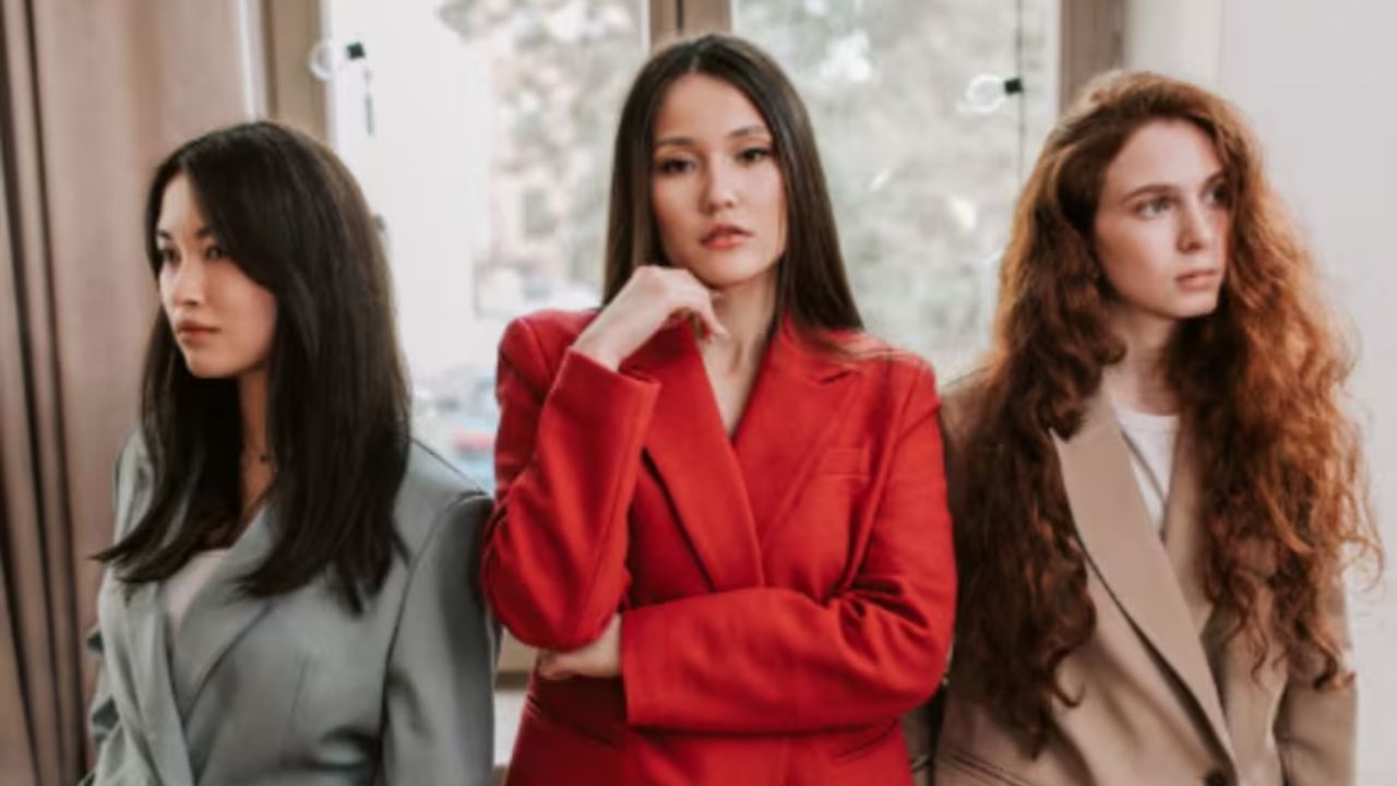 જેમ જંક્શન, સેન્ટ્રલ અને જનરલ સ્ટેશન વચ્ચે તફાવત છે, જેમ હોટેલ, મોટેલ અને રિસોર્ટમાં તફાવત છે. તેવી જ રીતે, કોટ અને બ્લેઝરમાં પણ તફાવત છે. પરંતુ સામાન્ય રીતે આપણે બધા આ વસ્તુઓને એક જ વસ્તુ તરીકે જોઈએ છીએ, વાસ્તવમાં એવું બિલકુલ નથી. આ વસ્તુઓ વચ્ચે ઘણો તફાવત છે. ચાલો તમને કોટ અને બ્લેઝર વચ્ચેનો તફાવત જણાવીએ.