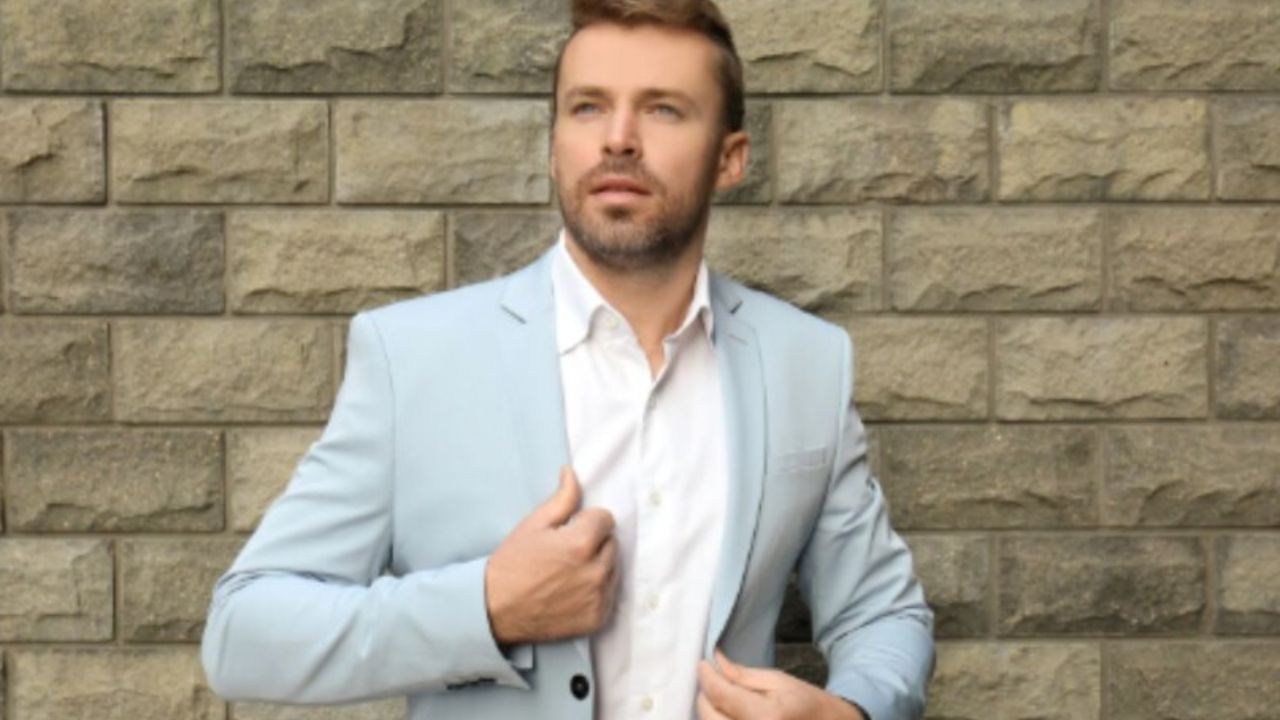 કોટ-પેન્ટ એટલે કે સૂટ ઘણીવાર ફંક્શન અથવા ઓફિસમાં પહેરવામાં આવે છે, જ્યારે બ્લેઝર ઔપચારિક અને અનૌપચારિક બંને જગ્યાએ પહેરી શકાય છે. આનો અર્થ એ છે કે તમે ઓફિસમાં, ફંક્શનમાં અને બહાર ફરવા જતી વખતે પણ બ્લેઝર પહેરી શકો છો.